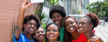 Les jeunes Africains et la pression du succès à 20 ans : entre rêves, réseaux et réalité