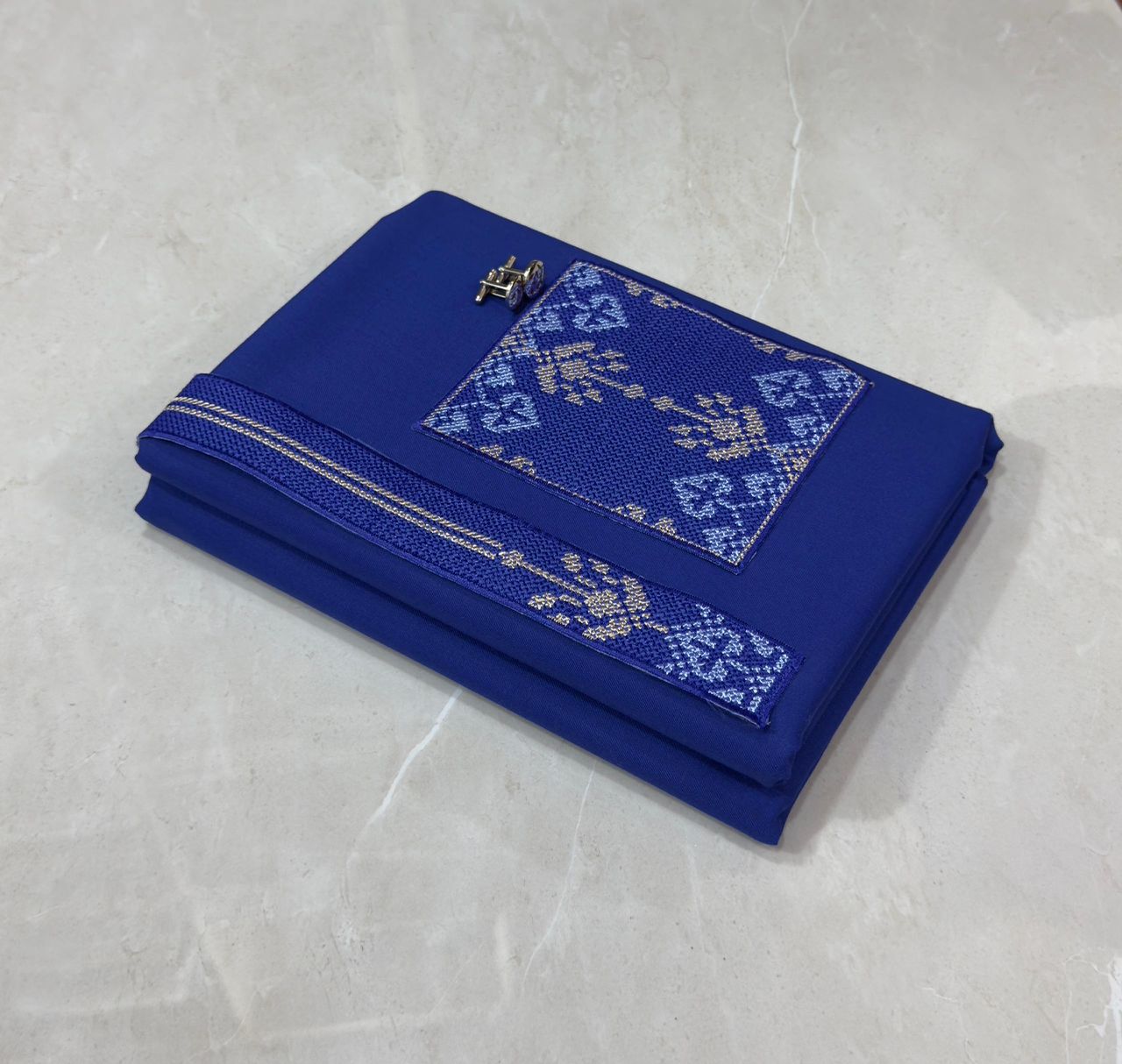 Tissu coupon unie avec broderie imprimé.